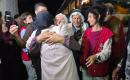 وصل مرضى فلسطينيون ومرافقوهم وعمال عائدون من الضفة الغربية إلى مجمع ناصر الطبي في خان يونس، جنوب قطاع غزة، ليلة 25 أغسطس/آب 2026. (صورة: طارق محمد)