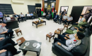 محافظ  قلقيلية يلتقي مدير عام الدفاع المدني ويبحث معه عدد من القضايا.png