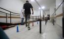 أخصائيون فلسطينيون يصنعون ويجهزون أطرافًا اصطناعية لجرحى الحرب ومبتوري الأطراف في مركز تديره بلدية غزة بمدينة غزة، في 11 أغسطس/آب 2026. (صورة: بلال أسامة)