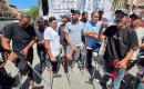 مرضى وجرحى فلسطينيون خلال اعتصام أمام مجمع ناصر الطبي في خان يونس، جنوب قطاع غزة، للمطالبة بفتح المعابر وتمكينهم من السفر للعلاج، 30 أغسطس/آب 2026. (تصوير: طارق محمد)