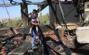 يتفقد فلسطينيون منزلاً أُضرمت فيه النيران عقب هجوم شنه مستوطنون إسرائيليون في قرية أوصرين، جنوب نابلس، في 23 أغسطس/آب 2026.(صورة: محمد ناصر)