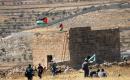 فلسطينيون ونشطاء دوليون خلال وقفة تضامنية مع أصحاب أراضٍ مهددة بالمصادرة في منطقة هراسا بمدينة بيت ساحور، في 14 أغسطس/آب 2026.(تصوير: مأمون وزواز)