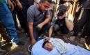 فلسطينيون يودّعون جثمان الطفل محمد سيف الدين الشخريتي، 8سنوات، داخل مجمع ناصر الطبي في خانيونس، في 27 سبتمبر/أيلول 2026. صورة: طارق محمد