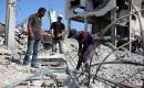 عمال فلسطينيون يزيلون أنقاض منزل دُمر في غارة إسرائيلية خلال الحرب في حي الرمال بمدينة غزة، في 14 سبتمبر/أيلول 2026. تصوير: بلال أسامة.