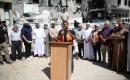 فلسطينيون يشاركون في احتجاج نظمته عائلات وعشائر فلسطينية عند موقع مبنى منهار في مدينة غزة، في 17 سبتمبر/أيلول 2026، تحت شعار «صرخة قبلية في وجه مجلس السلام». (تصوير: محمد صالحة)