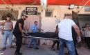 مسعفون فلسطينيون ينقلون جثمان مواطن إلى مستشفى شهداء الأقصى بعد استشهاده في غارة جوية إسرائيلية استهدفت مركبة في دير البلح، وسط قطاع غزة، في 24 سبتمبر/أيلول 2026. صورة: معز صالحي