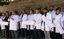 يشارك أطباء فلسطينيون في احتجاج دعت إليه لجنة طب الأسنان في قطاع غزة أمام مقر الصليب الأحمر بمدينة غزة في 15 سبتمبر/أيلول 2026.صورة: محمد صالحة