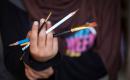 رغد حداد، فتاة فلسطينية تبلغ من العمر 16 عامًا، ترسم داخل خيمة للنازحين في حي الشيخ رضوان بمدينة غزة في 23 سبتمبر/أيلول 2026. تصوير: بلال أسامة