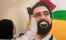 الفنانة الفلسطينية أسيل نسمان ترسم عملًا فنيًا على أنقاض منازل مدمرة في قطاع غزة، في 24 سبتمبر/أيلول 2026. (صورة: محمد صالحة)