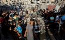 تجمّع فلسطينيون في موقع غارة جوية إسرائيلية استهدفت مركبة قرب مفترق طرق الصناعة في مدينة غزة في 27 سبتمبر/أيلول 2026.صورة: بلال أسامة