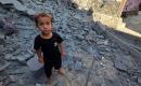 يتفقد فلسطينيون منزلاً دُمر في غارة جوية إسرائيلية استهدفت مخيم خان يونس، جنوب قطاع غزة، بينما يتصاعد الدخان من الموقع، في 9 سبتمبر/أيلول 2026. وأفادت مصادر طبية أن الغارة أسفرت عن إصابة شخصين. صورة: طارق محمد
