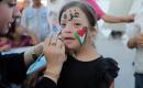 تجمّع أطفال فلسطينيون لمشاهدة عرض فيلم كرتوني في الهواء الطلق على شاشة نُصبت بين المباني المتضررة في مخيم للنازحين بحي النصر في مدينة غزة، وذلك في 2 سبتمبر/أيلول 2026.(صورة: بلال أسامة)
