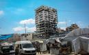 خيام لنازحين فلسطينيين بجوار برج بنك فلسطين المتضرر جراء القصف الإسرائيلي في مدينة غزة، في 20 سبتمبر/أيلول 2026. (صورة: محمد صالحة)