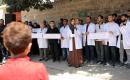يشارك أطباء فلسطينيون في احتجاج دعت إليه لجنة طب الأسنان في قطاع غزة أمام مقر الصليب الأحمر بمدينة غزة في 15 سبتمبر/أيلول 2026.صورة: محمد صالحة