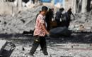 فلسطينيون يتفقدون الأضرار التي لحقت بمجمع الصخرة شرق مدينة غزة، قطاع غزة، في 6 سبتمبر/أيلول 2026، إثر غارة جوية إسرائيلية استهدفت المبنى. (صورة: بلال أسامة)