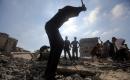 عمال فلسطينيون يزيلون أنقاض منزل دُمر في غارة إسرائيلية خلال الحرب في حي الرمال بمدينة غزة، في 14 سبتمبر/أيلول 2026. تصوير: بلال أسامة.