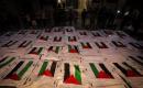 فلسطينيون يشعلون الشموع أمام مستشفى العودة في مخيم النصيرات وسط قطاع غزة، في 28 سبتمبر/أيلول 2026، خلال وداع رفات شهداء. (صورة: معز صالحي)
