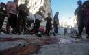 تجمّع فلسطينيون في موقع غارة جوية إسرائيلية استهدفت مجموعة من الأشخاص في شارع الثورة بمدينة غزة، في 3 سبتمبر/أيلول 2026. (صورة: بلال أسامة)