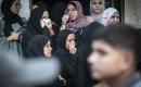 فلسطينيون يشاركون في جنازة عشرة من أفراد عائلة الثوابتة في مخيم البريج للاجئين وسط قطاع غزة، في 29 سبتمبر/أيلول 2026، بعد انتشال جثامينهم.(صورة: معز صالحي)