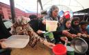 فلسطينيون نازحون، بينهم أطفال، يتجمعون للحصول على وجبات ساخنة في مخيم النصيرات وسط قطاع غزة، في 19 أيلول/ سبتمبر 2026. (تصوير: حسن الجدي)