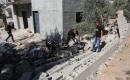 فلسطينيون يتفقدون منزلهم المدمر وأشجار الزيتون المحيطة به في قرية بورين، بالقرب من مدينة نابلس بالضفة الغربية، في 16 سبتمبر، 2026، بعد هجوم شنه مستوطنون. تصوير محمد ناصر