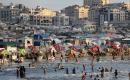 يقضي الفلسطينيون النازحون أوقاتهم على شاطئ مدينة غزة، قطاع غزة، في 7 سبتمبر/أيلول 2026. صورة: بلال أسامة