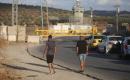 فلسطينيون ينتظرون عند حاجز بيت فوريك العسكري الإسرائيلي شرق نابلس، في الضفة الغربية، في 18 سبتمبر/أيلول 2026. صورة: محمد ناصر