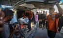 فلسطينيون يتجمعون في موقع غارة جوية إسرائيلية استهدفت مركبة مدنية في حي الشيخ رضوان بمدينة غزة، في 19 أيلول/ سبتمبر 2026. وأدى الاستهداف إلى سقوط شهيد وإصابة خرين. (تصوير: بلال أسامة)