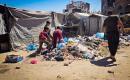 يعيش فلسطينيون نازحون داخل مركز إيواء في خان يونس، جنوب قطاع غزة، في 24 سبتمبر/أيلول 2026، وسط تدهور الأوضاع الصحية الناجمة عن تسرب مياه الصرف الصحي. (صورة: طارق محمد)
