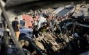 فلسطينيون يتجمعون في موقع استهداف طائرة مسيّرة إسرائيلية مركبة قرب مفترق الصناعة وسط مدينة غزة، في 27 سبتمبر/أيلول 2026. صورة: بلال أسامة