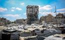 يعيش فلسطينيون نازحون في خيام قرب برج بنك فلسطين المتضرر، والذي يقول السكان إنه مُعرّض للانهيار، في مدينة غزة بتاريخ 20 سبتمبر/أيلول 2026. صورة: محمد صالحة