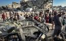 فلسطينيون يتجمعون في موقع استهداف مركبة بغارة جوية إسرائيلية في حي تل الهوى جنوب غربي مدينة غزة، يوم 8 أكتوبر/تشرين الأول 2026. تصوير: أحمد الشوا