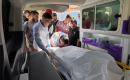 نقل فلسطينيون جثمان عبد الجواد جودة إلى مجمع ناصر الطبي في خان يونس، جنوب قطاع غزة، في 17 أكتوبر/تشرين الأول 2026. صورة: طارق محمد