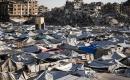 يواصل الفلسطينيون النازحون حياتهم اليومية في خيام مكتظة نُصبت بين المباني المدمرة في مدينة غزة في 5 أكتوبر/تشرين الأول 2026، وسط أزمة سكن ومأوى حادة بعد سنوات من الحرب والدمار.(صورة: بلال أسامة)