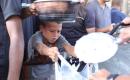 فلسطينيون نازحون يتجمعون للحصول على وجبات غذائية من مطبخ خيري في مخيم النصيرات وسط قطاع غزة، في 8 أكتوبر/تشرين الأول 2026.تصوير: حسن الجدي