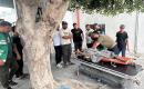 فلسطينيون ينوحون على رجل في مستشفى الشفاء بعد استشهاده في غارة جوية إسرائيلية استهدفت خيمة في مدينة غزة، في 2 أكتوبر/تشرين الأول 2026. صورة: هادي داود