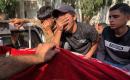 فلسطينيون يشيّعون جثامين خمسة شهداء، بينهم نساء وأطفال، ارتقوا في غارات إسرائيلية على مدينة غزة، في 9 تشرين الأول/أكتوبر 2026. (تصوير: أحمد الشوا)