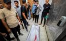 يحمل فلسطينيون جثمان معاذ جمال أبو نصيرة، البالغ من العمر 36 عامًا، إلى مجمع ناصر الطبي في 4 أكتوبر/تشرين الأول 2026.(صورة: طارق محمد)