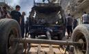 يتفقد فلسطينيون موقع غارة إسرائيلية استهدفت مركبة تجر عربة تُستخدم لنقل المدنيين في حي تل الهوى بمدينة غزة في 30 سبتمبر/أيلول 2026. (صورة: أحمد الشوا)