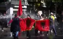 متظاهرون يحملون الأعلام الألبانية ويتعرضون لرشّ المياه بمدفع مياه خلال احتجاج طلابي مناهض للحكومة في تيرانا اليوم 16 أكتوبر 2026 (رويترز).webp