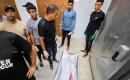 يحمل فلسطينيون جثمان معاذ جمال أبو نصيرة، البالغ من العمر 36 عامًا، إلى مجمع ناصر الطبي في 4 أكتوبر/تشرين الأول 2026.(صورة: طارق محمد)