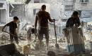 فلسطينيون يتفقدون ما تبقى من ممتلكاتهم وسط أنقاض مبنى سكني استهدفته غارة جوية إسرائيلية في مخيم المغازي للاجئين وسط قطاع غزة، يوم 16 أكتوبر/تشرين الأول 2026. (تصوير: أحمد إبراهيم)