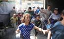 فلسطينيون نازحون يتجمعون للحصول على وجبات غذائية من مطبخ خيري في مخيم النصيرات وسط قطاع غزة، في 8 أكتوبر/تشرين الأول 2026.تصوير: حسن الجدي
