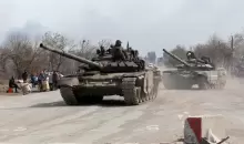 مدرعات تابعة للانفصاليين الموالين لروسيا في مدينة ماريوبول الأوكرانية المحاصرة (رويترز).webp