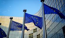 أعلام الاتحاد الأوروبي أمام المفوضية الأوروبية في بروكسل. (Shutterstock).jpeg