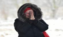 امرأة عند جسر مدمر خلال عملية إجلاء في مدينة إيربين شمال غرب كييف، 8 آذار/مارس 2022. (أ ف ب)