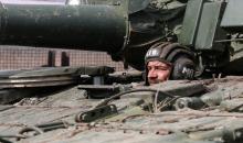 عنصر في الجيش الروسي داخل مركبة عسكرية شرقي أوكرانيا. (رويترز).jpeg