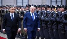 استقبال الرئيس البولندي لنظيره الأميركي في العاصمة وارسو. 26 آذار/مارس 2022. (أ ف ب)