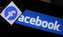 شعار فيسبوك على هاتف في لوس انجليس في 12 آب - اغسطس 2021 كريس ديلما ا ف ب- ارشيف.webp