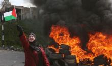 فلسطينيات يشاركن في مسيرة في اليوم العالمي للمرأة على مدخل قرية برقة غرب مدينة نابلس.jpg